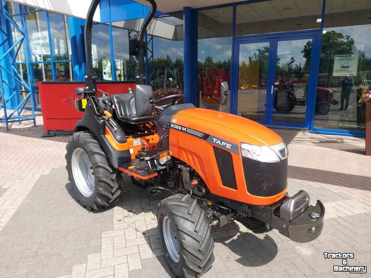 Tracteur pour vignes et vergers TAFE 6028 Smalspoortrekker