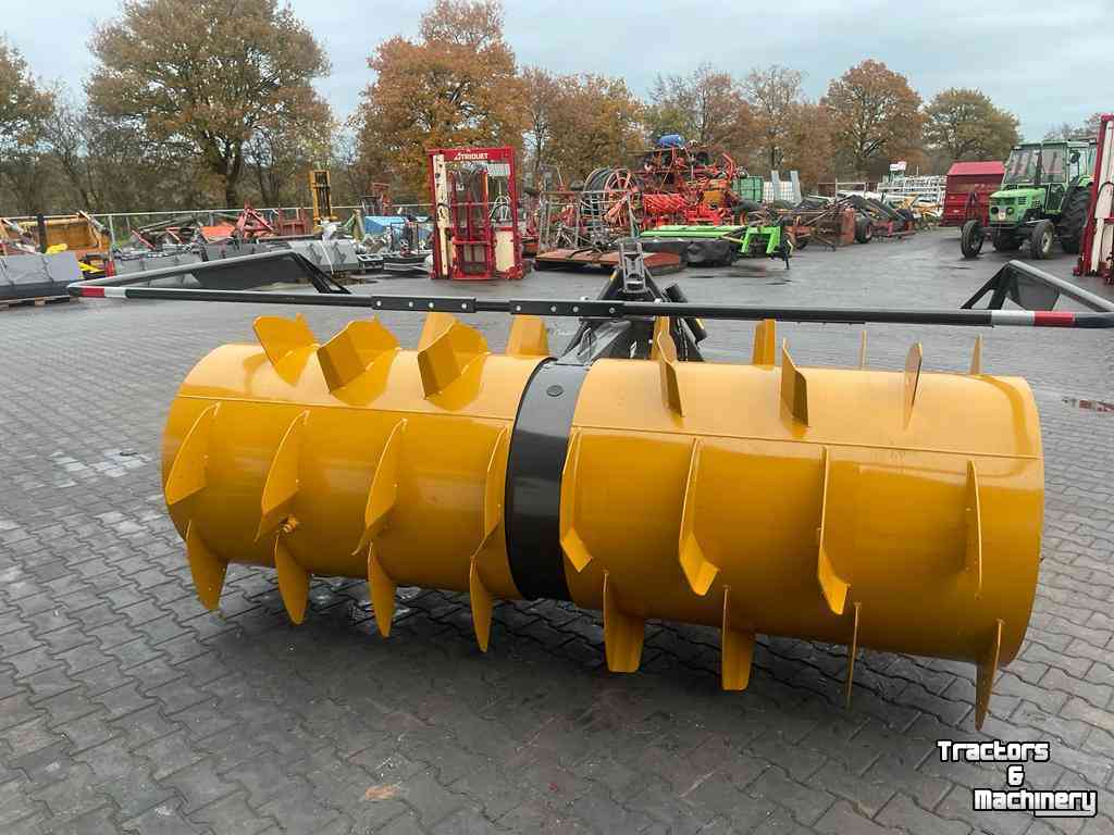 Eparpilleur de fourrage Mammut Silofox SF 280 Gigant