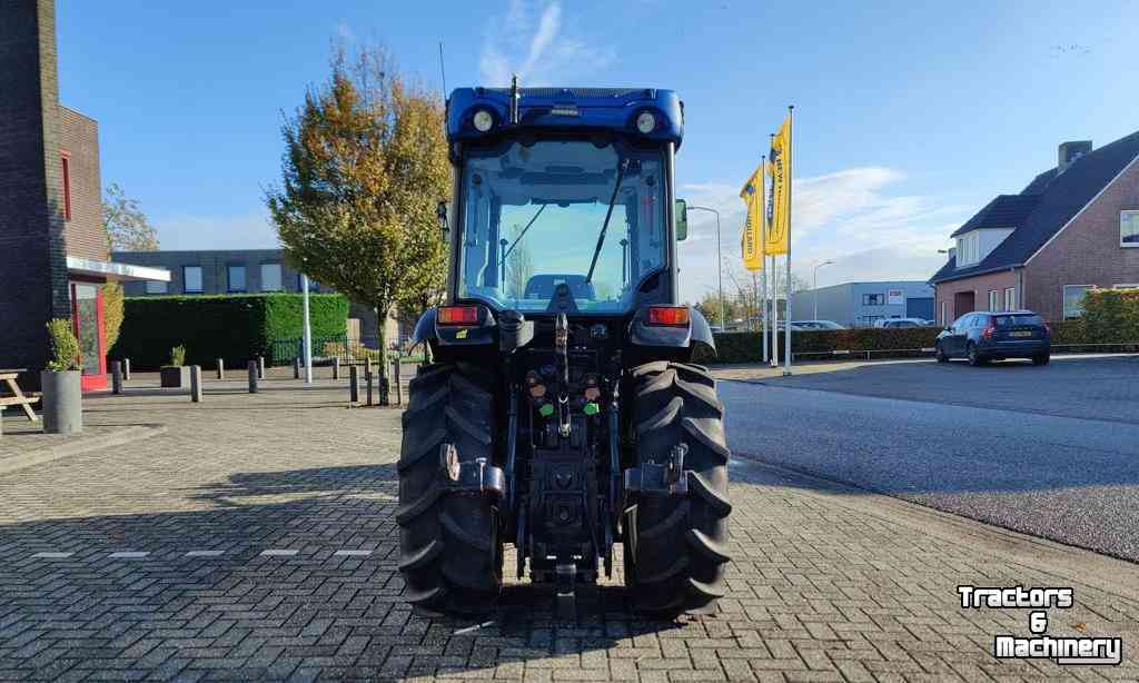 Tracteur pour vignes et vergers New Holland T4.80N Smalspoor Tractor met Rolbezem