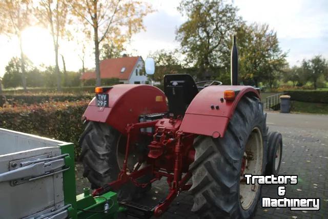 Tracteur International met handkoppeling voor aftakas