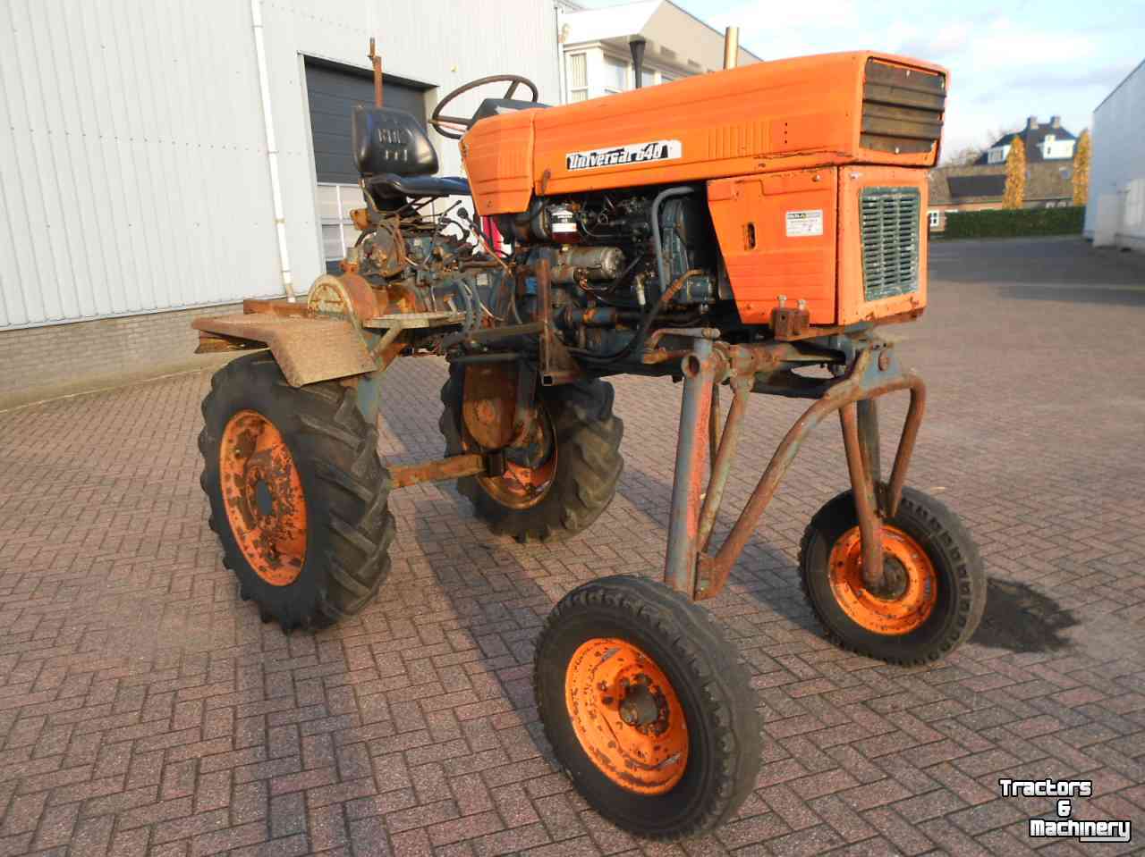 Tracteur Universal 640