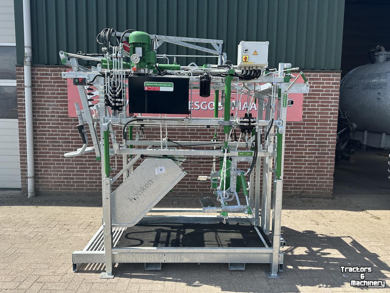 Etable à barre de garrot AGM Klauwbekapbox type L hydra