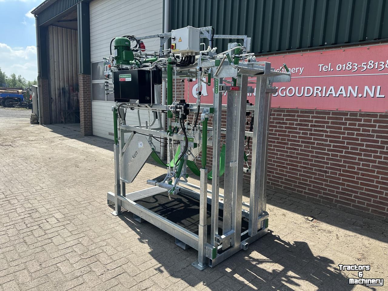 Etable à barre de garrot AGM Klauwbekapbox type L hydra
