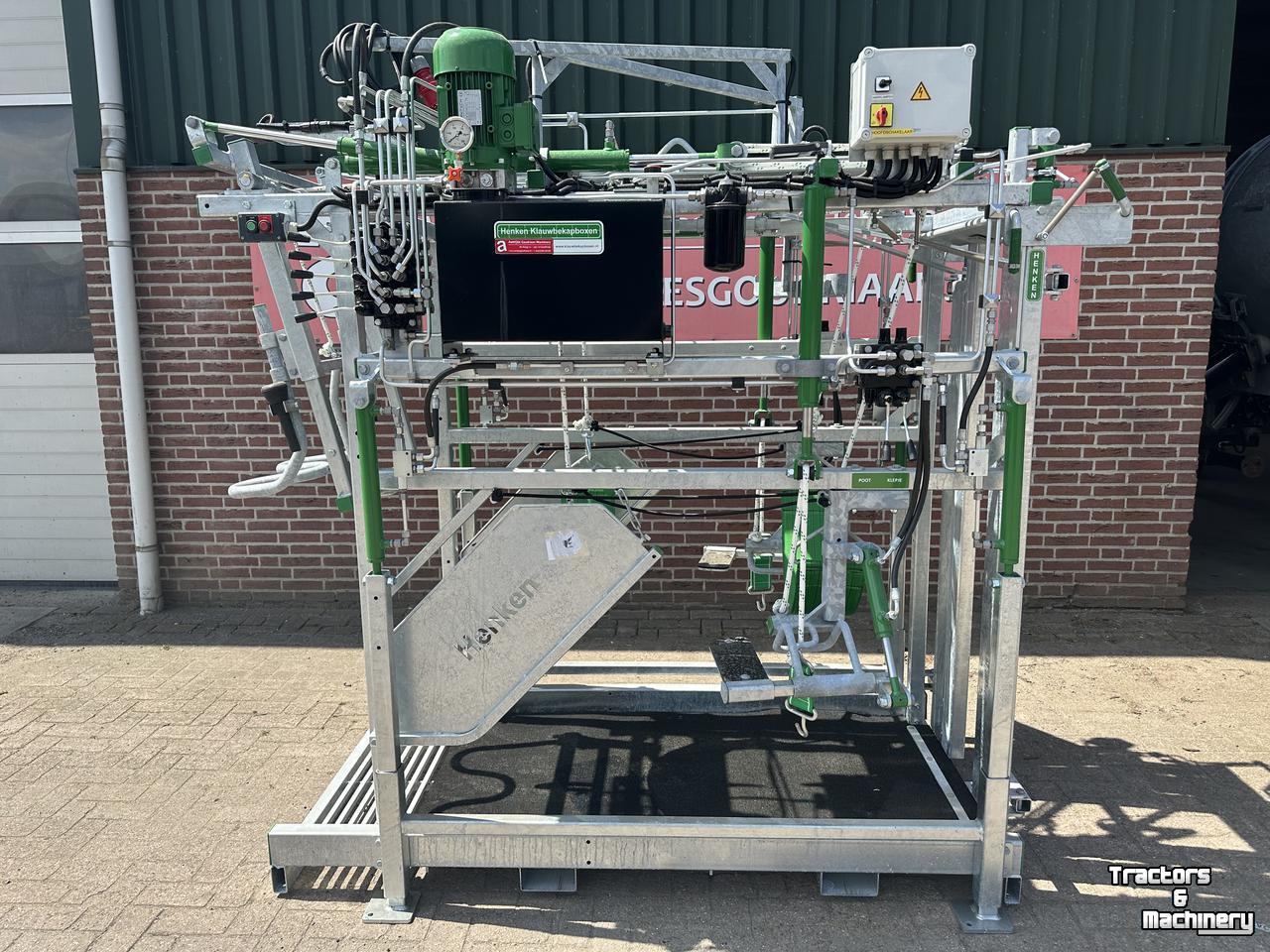 Etable à barre de garrot AGM Klauwbekapbox type L hydra
