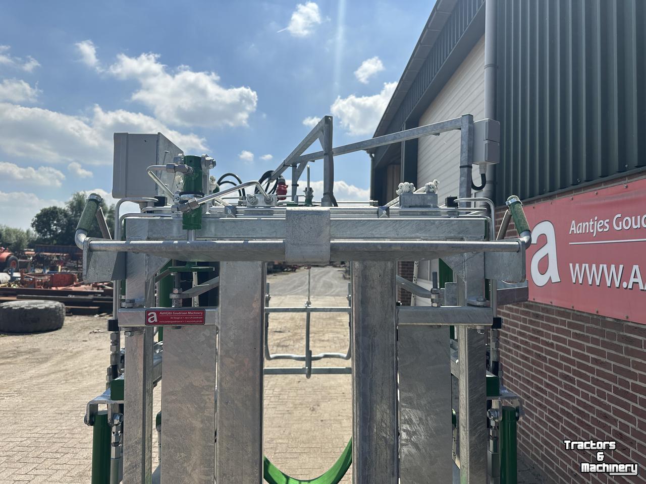Etable à barre de garrot AGM Klauwbekapbox type L hydra