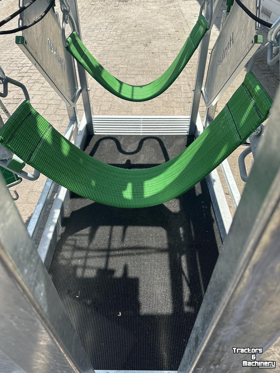 Etable à barre de garrot AGM Klauwbekapbox type L hydra