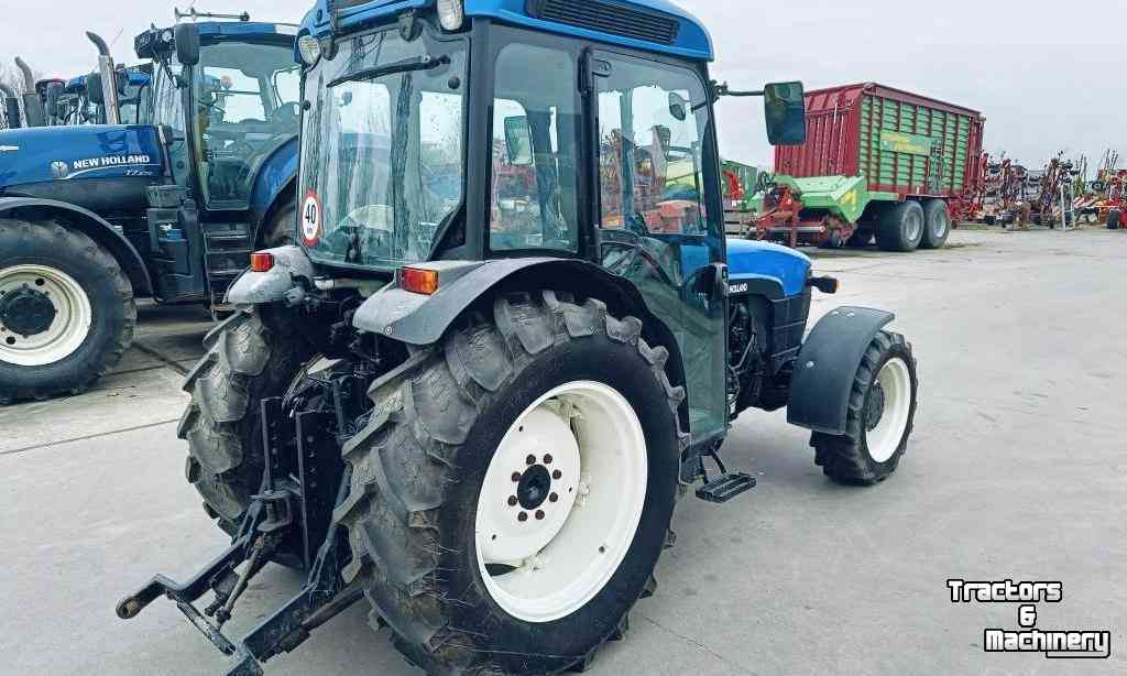 Tracteur pour vignes et vergers New Holland TN 80 F Smalspoor Tractor