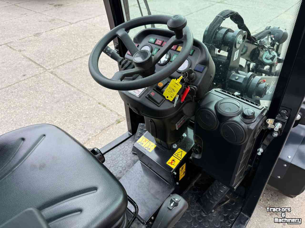 Chargeuse sur pneus Kubota RT220-2a nieuw. ( Giant G2300 X-tra HD ) Cabine