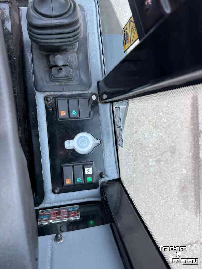 Chargeuse sur pneus Kubota RT220-2a nieuw. ( Giant G2300 X-tra HD ) Cabine