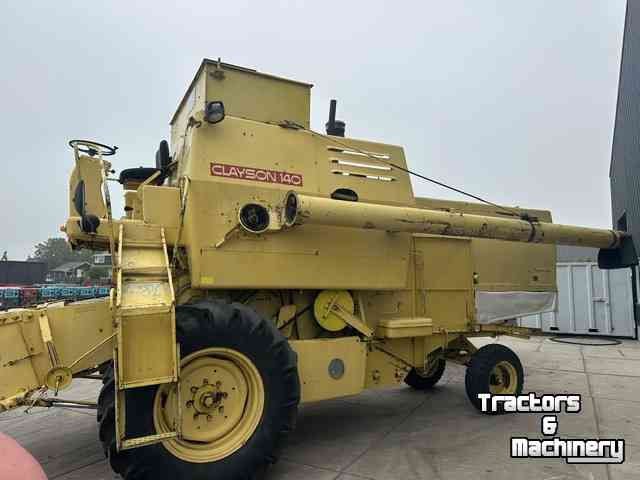 Moissonneuse batteuse New Holland clayson m 140