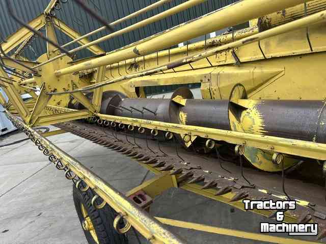 Moissonneuse batteuse New Holland clayson m 140