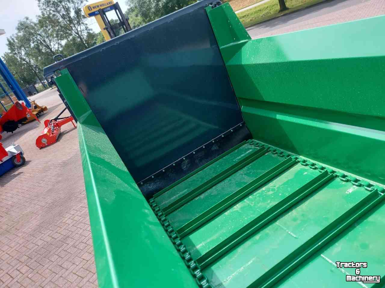 Epandeur de fumier  Induma Mestverspreider / Stalmeststrooier voor fruitteelt