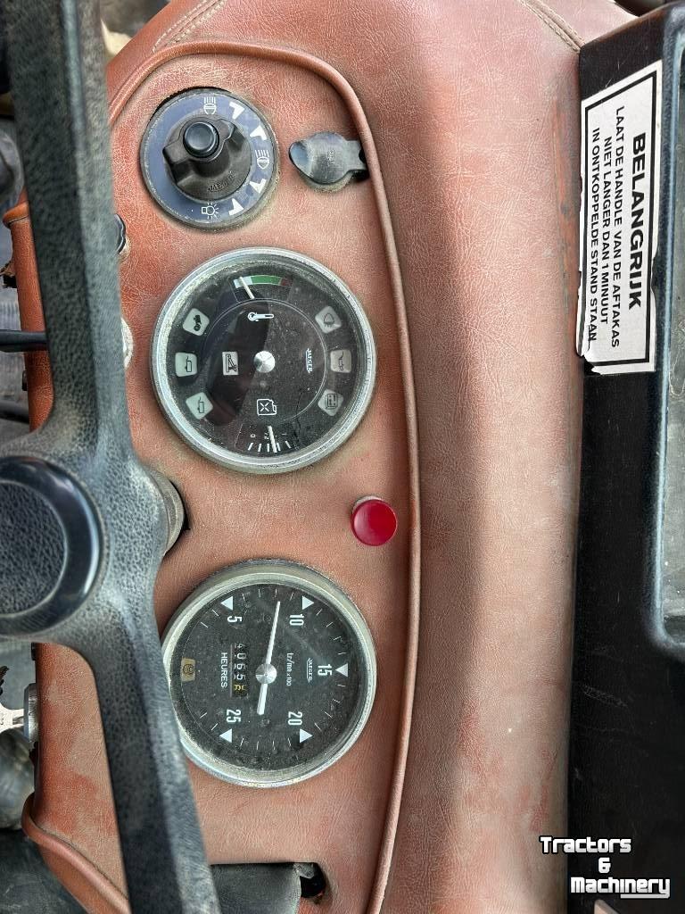 Tracteur Renault 551