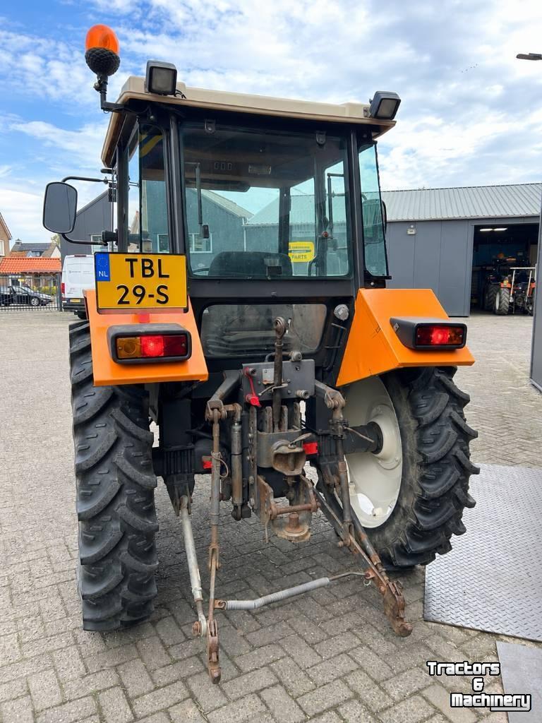 Tracteur Renault 551