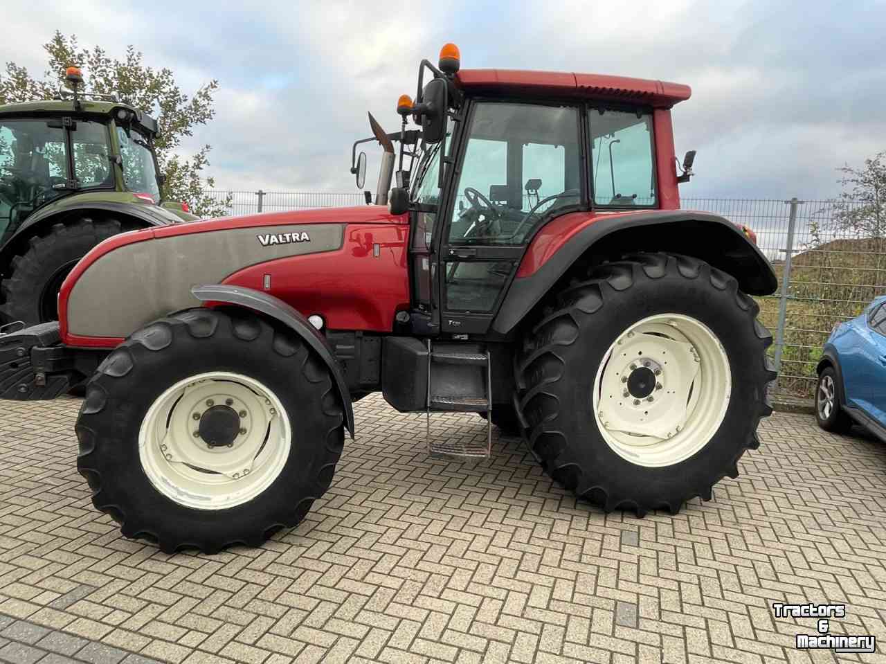 Tracteur Valtra T120 tractor