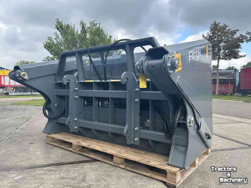Coupe-blocs d'ensilage Flingk KHXL 1724 met JCB Q-Fit