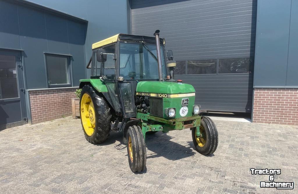 Tracteur John Deere 1130 met voorlader en 1040 - beide 2wd en kenteken fendt ford international