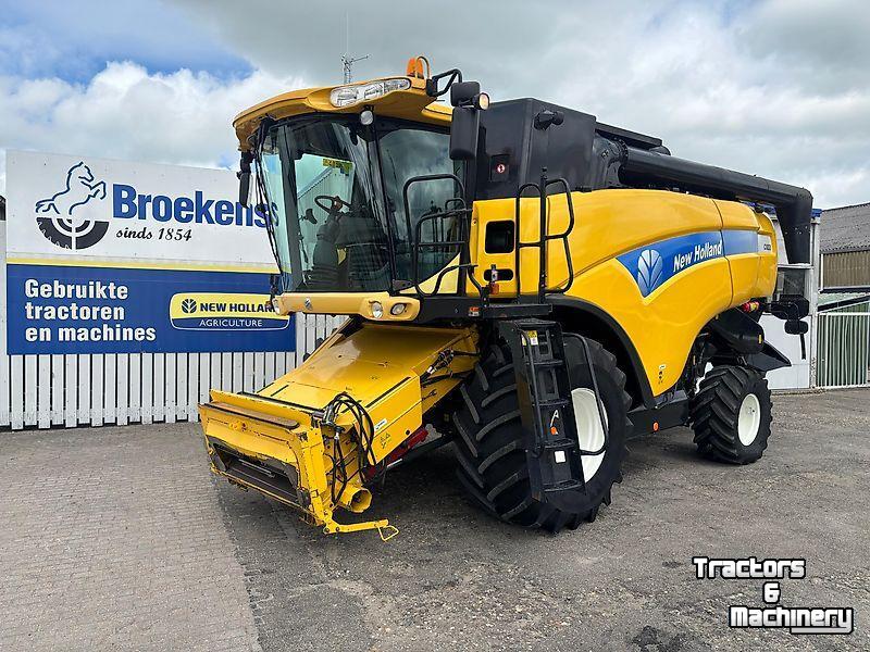 Moissonneuse batteuse New Holland CX 820
