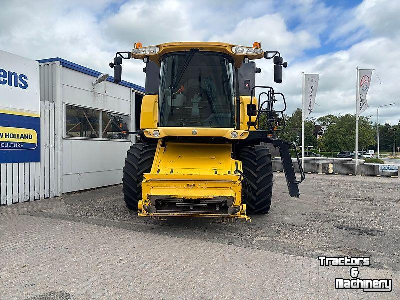 Moissonneuse batteuse New Holland CX 820