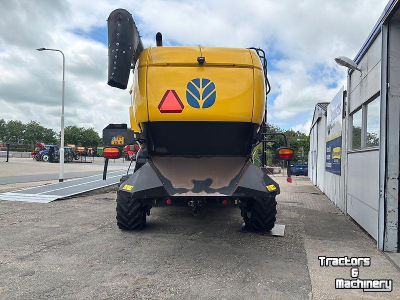 Moissonneuse batteuse New Holland CX 820