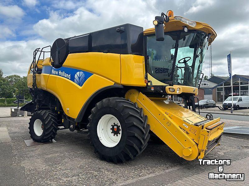 Moissonneuse batteuse New Holland CX 820
