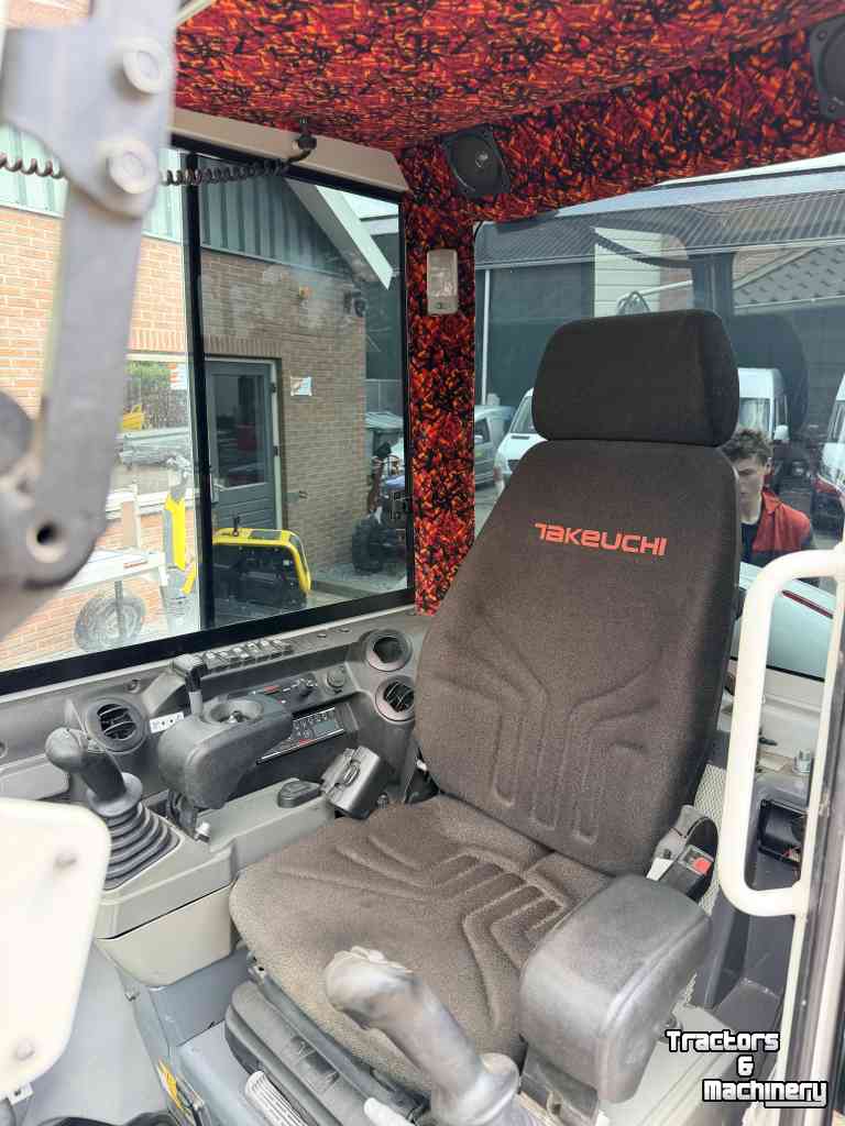 Mini pelleteuse Takeuchi tb235-2