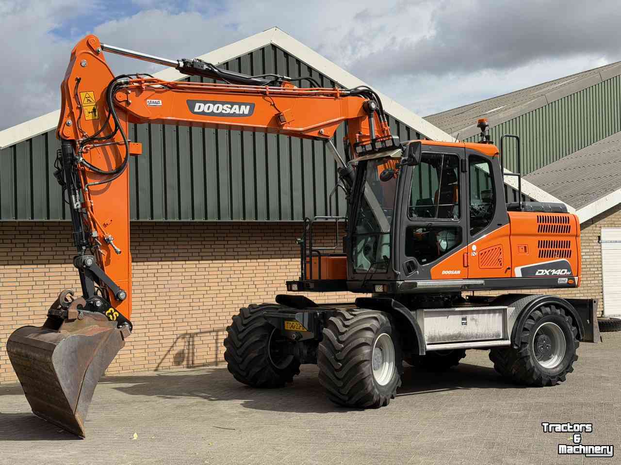 Pelles sur pneus Doosan DX140w-5