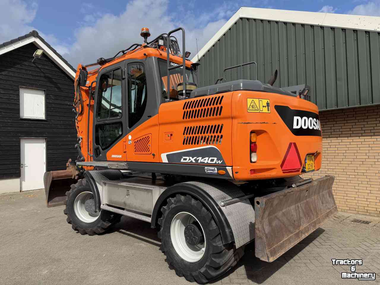 Pelles sur pneus Doosan DX140w-5