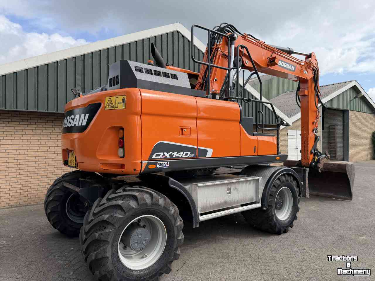 Pelles sur pneus Doosan DX140w-5