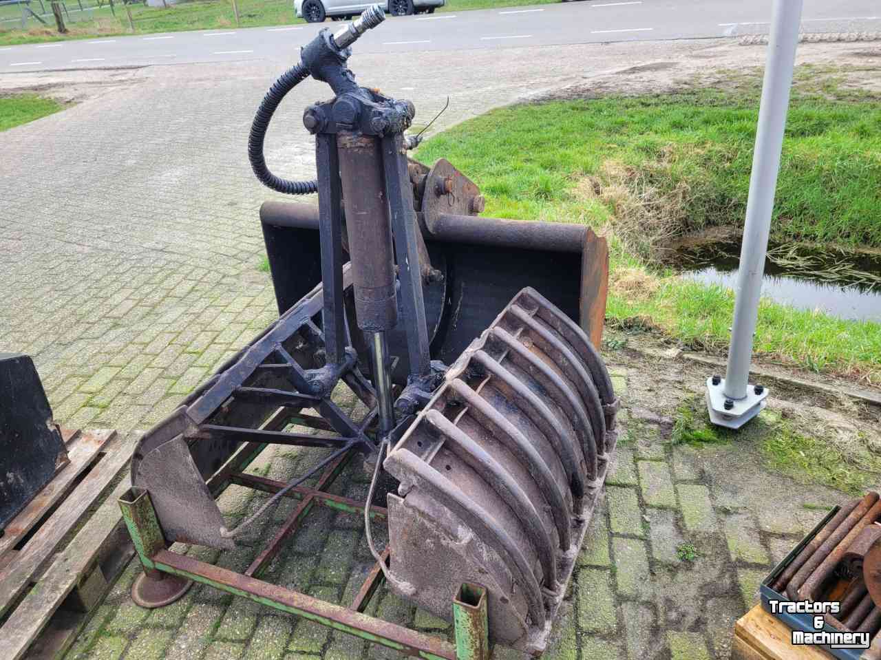Pelles sur pneus Bazzoli getrokken kraan