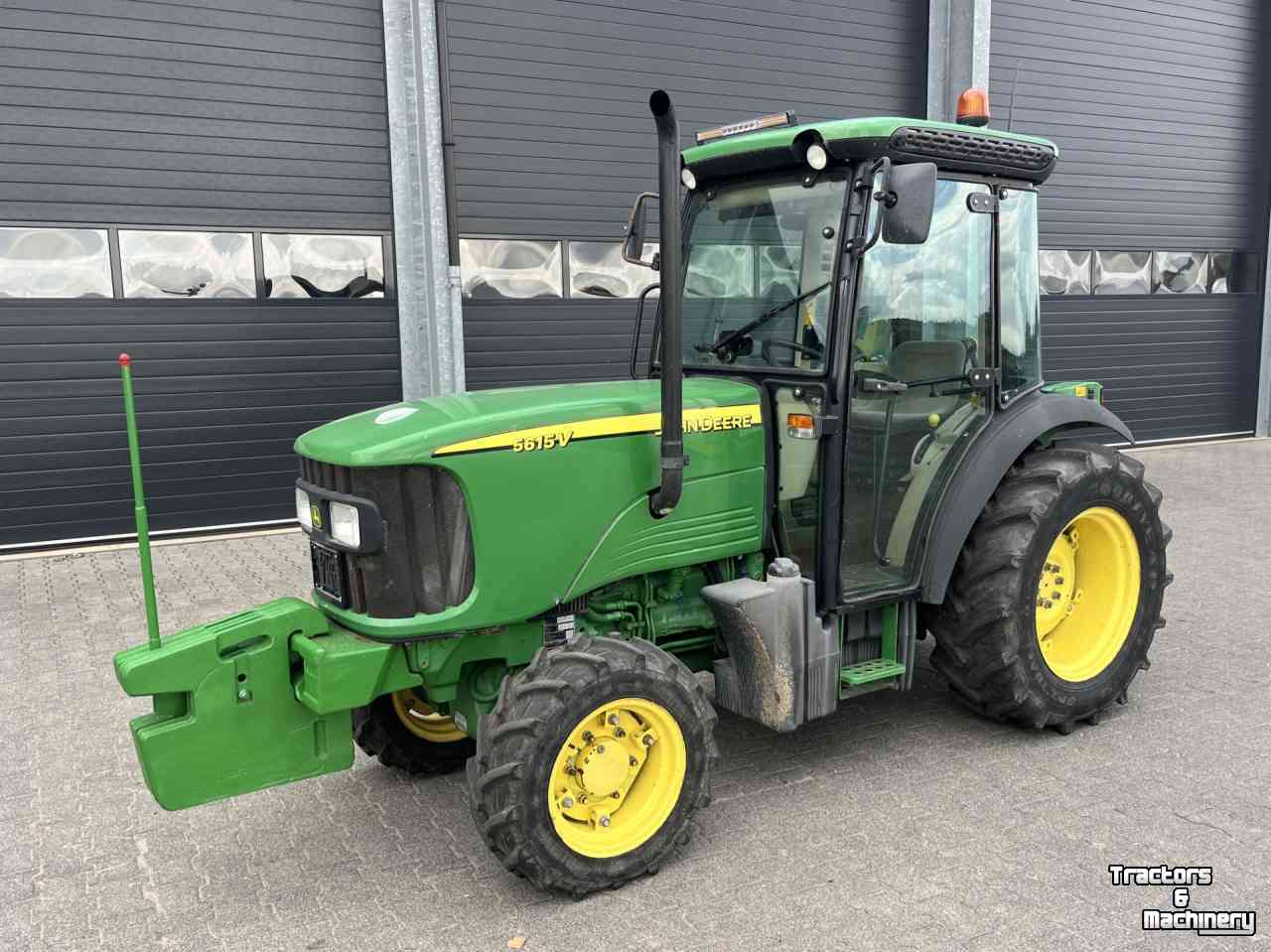 Tracteur John Deere 5615 v