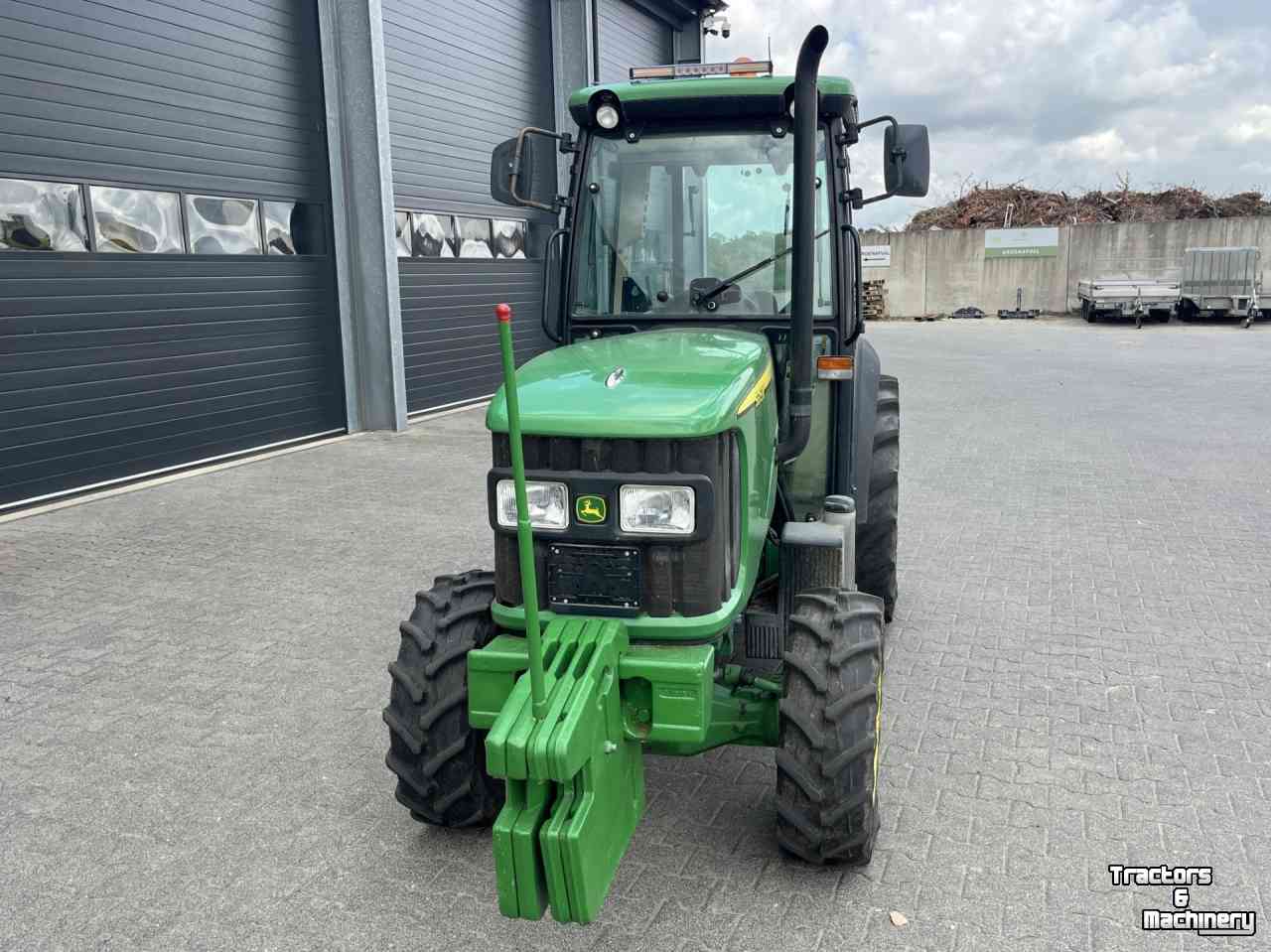 Tracteur John Deere 5615 v