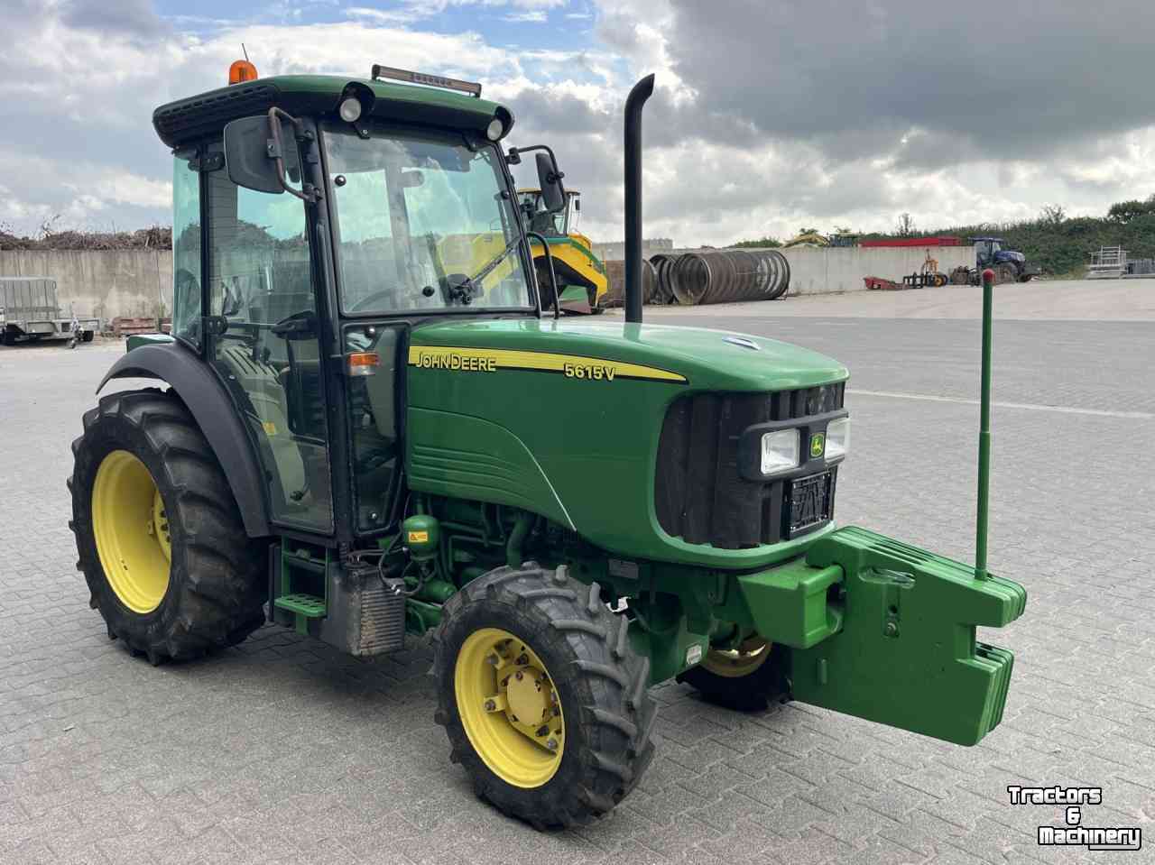 Tracteur John Deere 5615 v