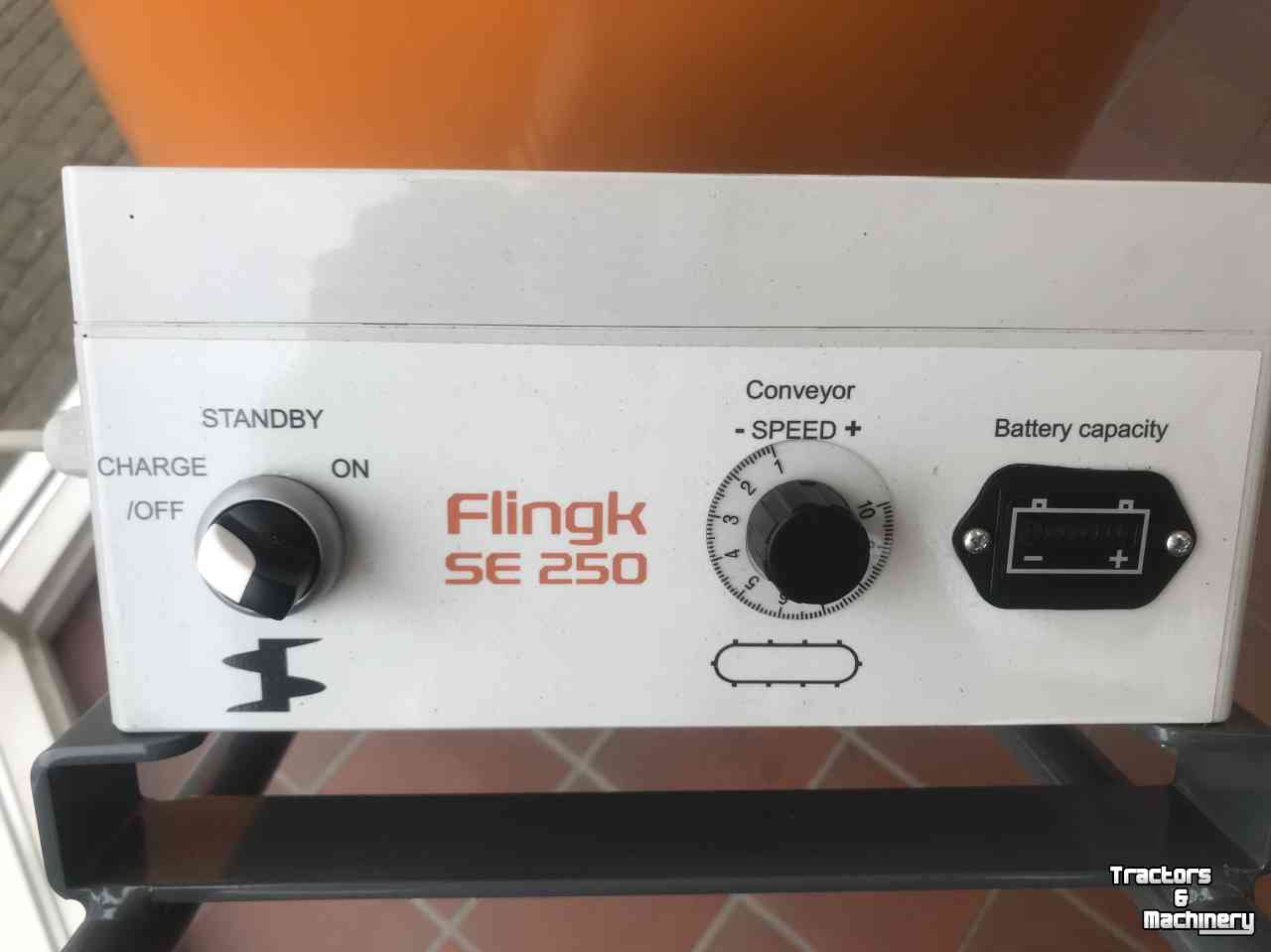 Épandeur de sciure pour des logettes Flingk SE 250 instrooibak