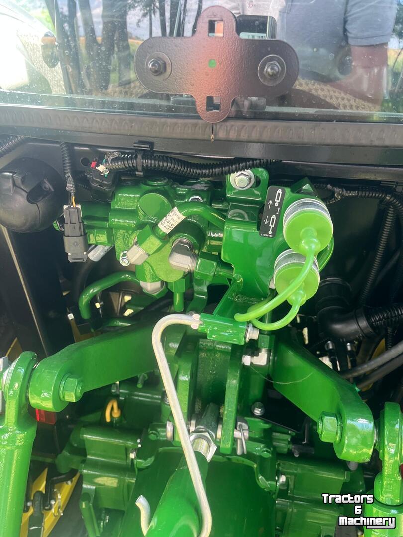 Tracteur pour vignes et vergers John Deere 3046R