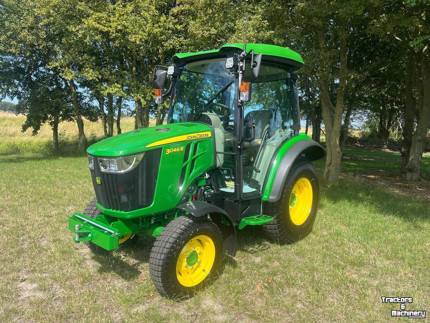 Tracteur pour vignes et vergers John Deere 3046R