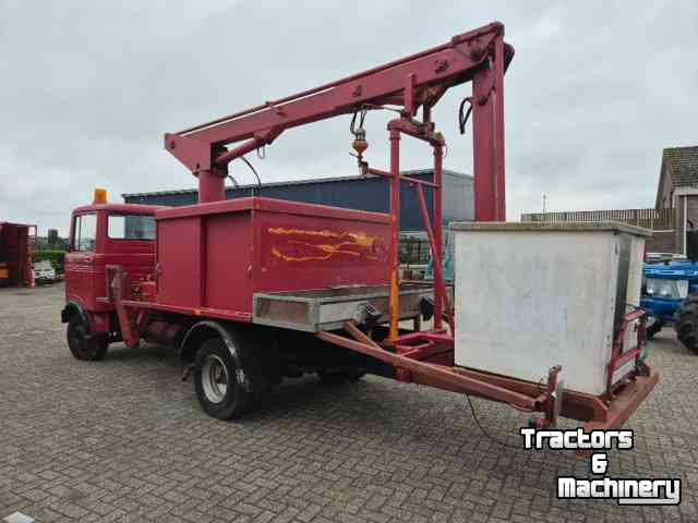 Camion Mercedes Benz LP 608 met hoogwerker.