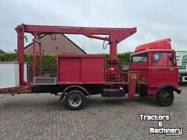Camion Mercedes Benz LP 608 met hoogwerker.