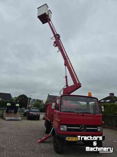 Camion Mercedes Benz LP 608 met hoogwerker.