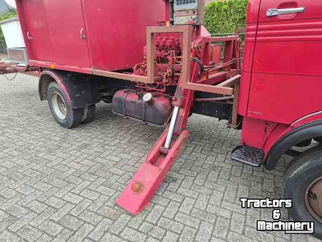 Camion Mercedes Benz LP 608 met hoogwerker.