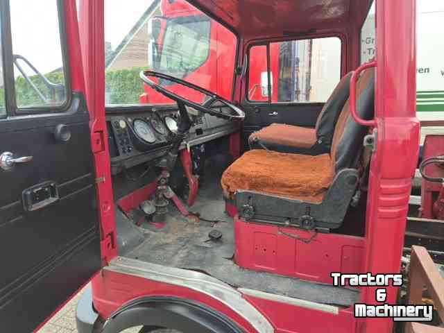 Camion Mercedes Benz LP 608 met hoogwerker.