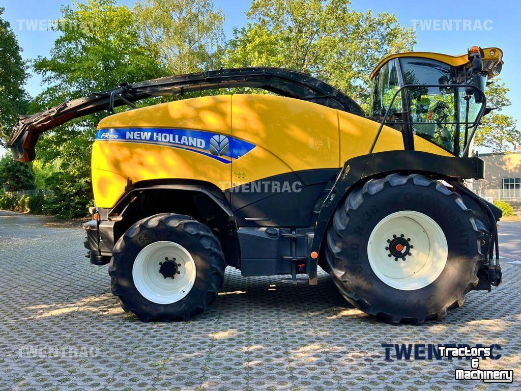 Ensileuse automotrice New Holland FR 700 hakselaar
