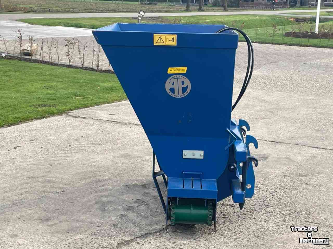 Épandeur de sciure pour des logettes AP AS 1500 Instrooi bak weidemann