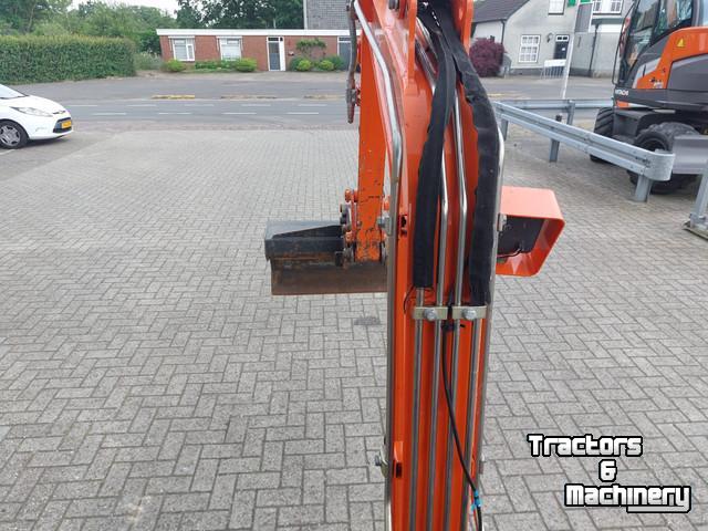 Pelles sur pneus Hitachi 19U
