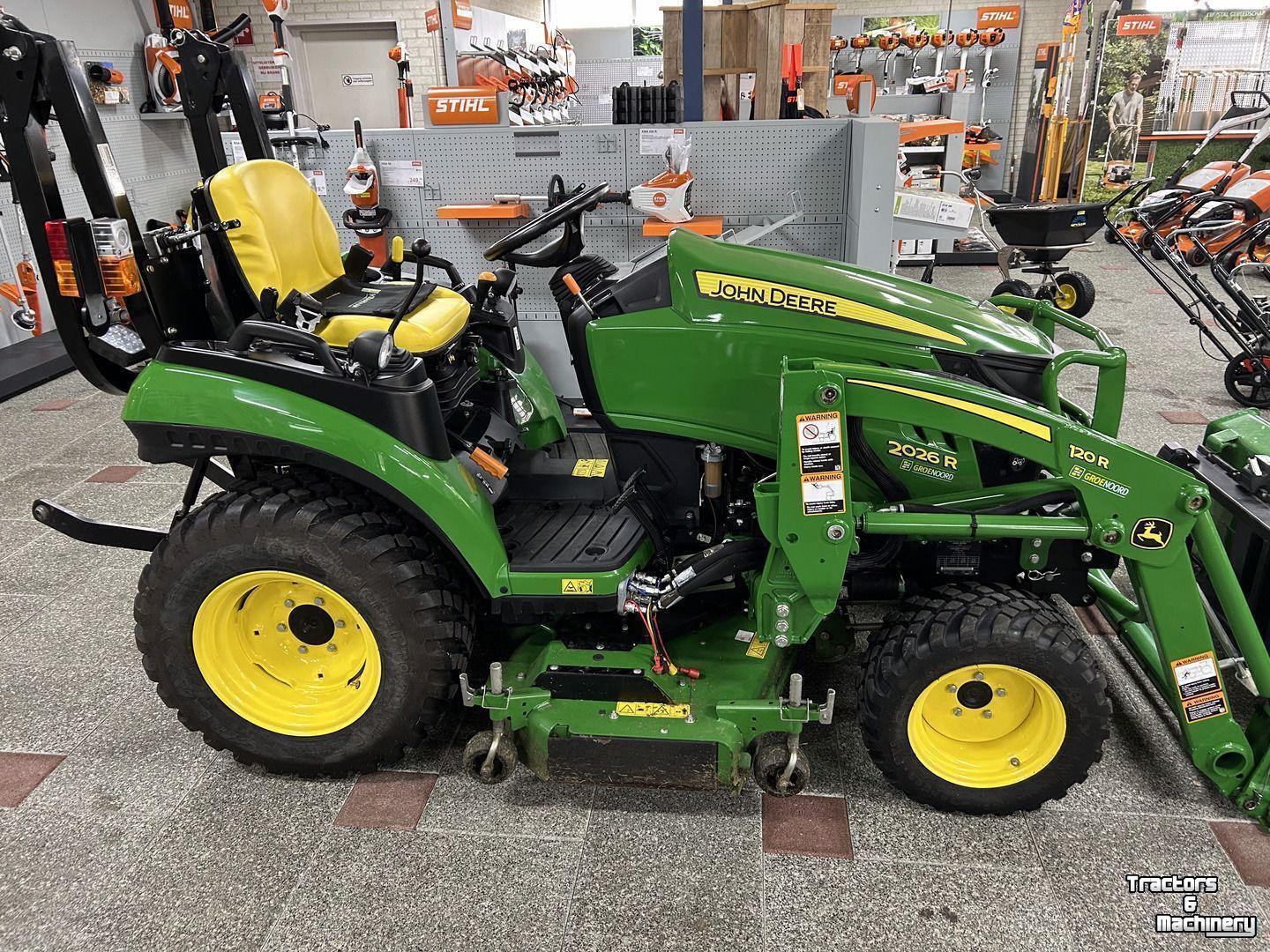 Tracteur pour vignes et vergers John Deere 2026R