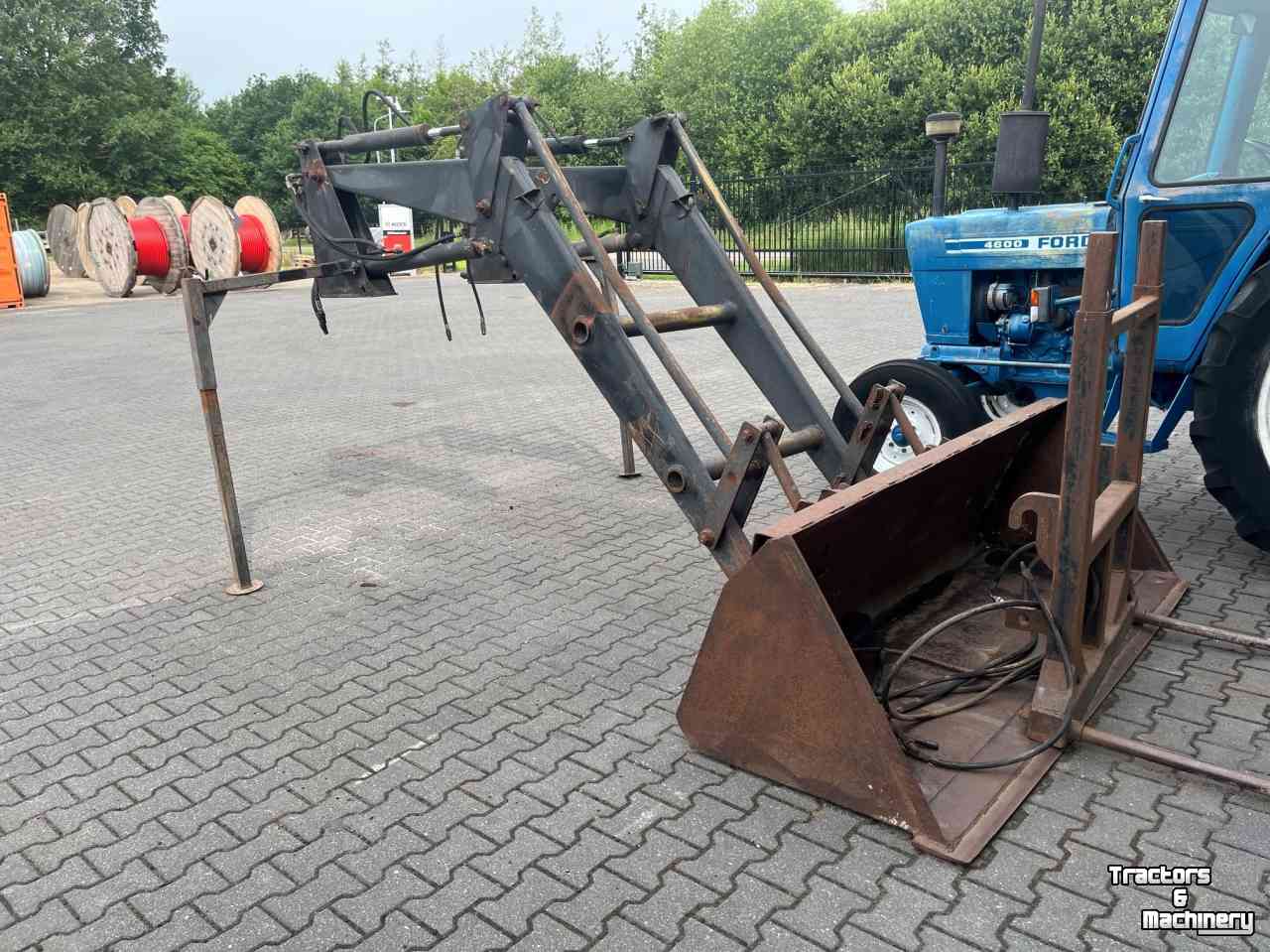 Chargeur frontal  Robuuste voorlader met bak en balenprikker, MF