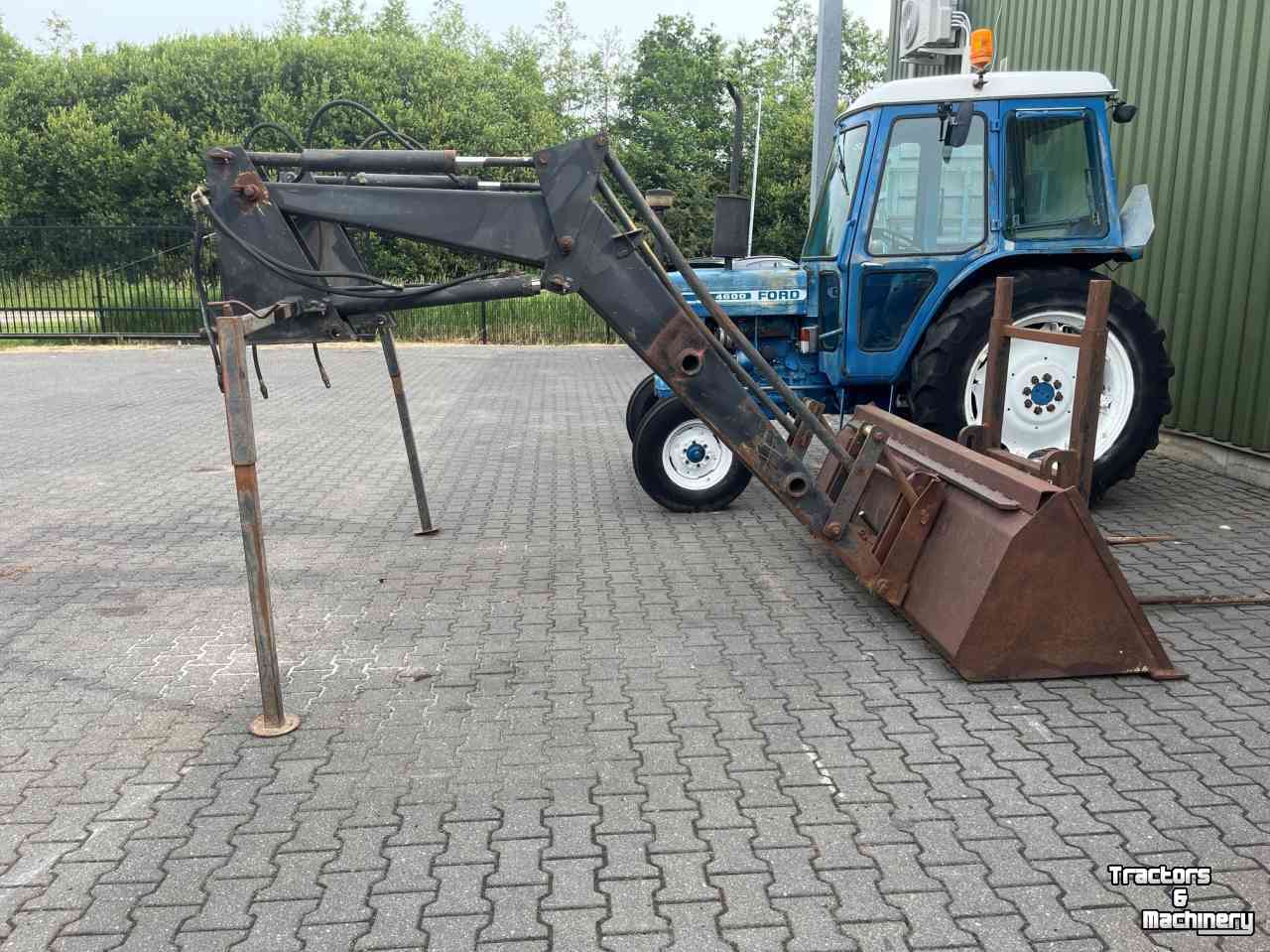 Chargeur frontal  Robuuste voorlader met bak en balenprikker, MF