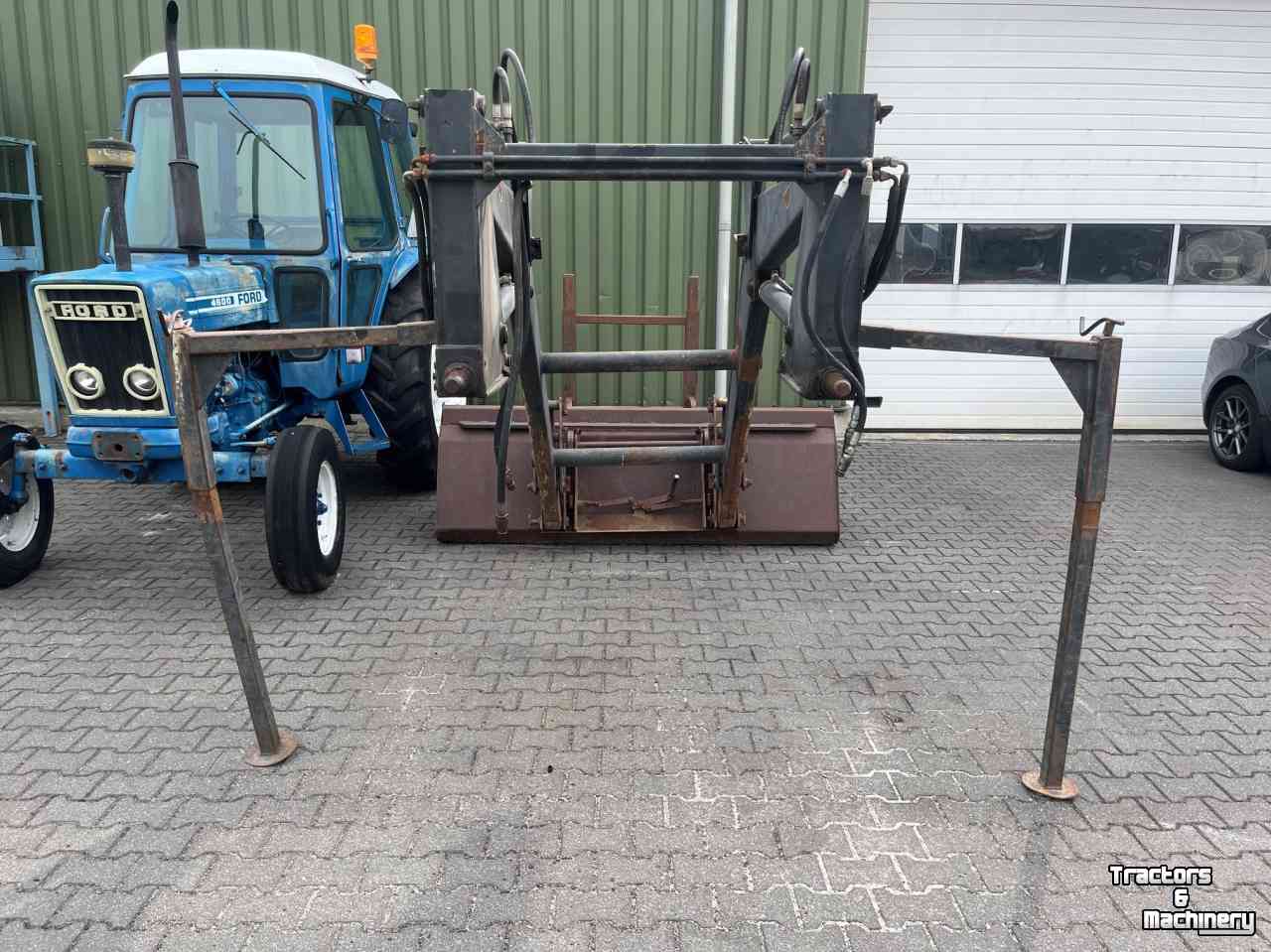 Chargeur frontal  Robuuste voorlader met bak en balenprikker, MF