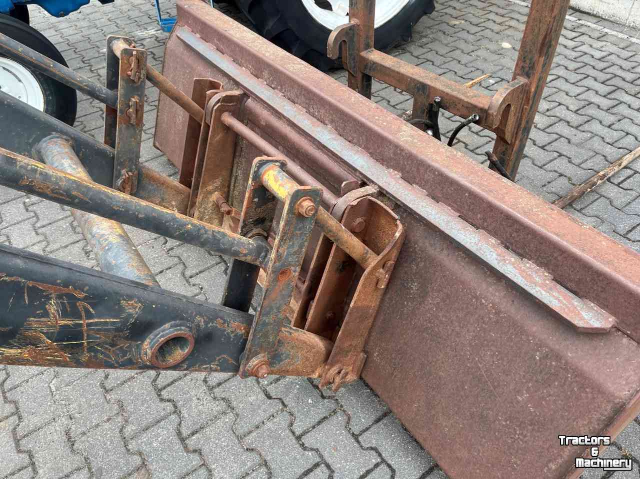 Chargeur frontal  Robuuste voorlader met bak en balenprikker, MF