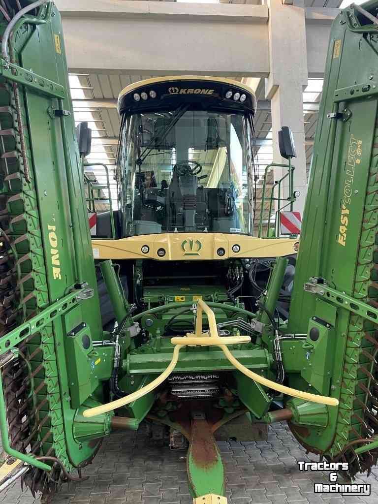 Ensileuse automotrice Krone BigX 580 + EF300 pickup en EC 600-2 8R maisbek